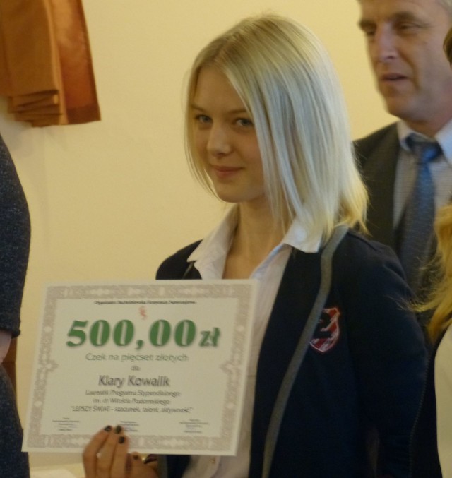Klara Kowalik jako pierwsza otrzymała stypendium Suchedniowskiej Korporacji Samorządowej