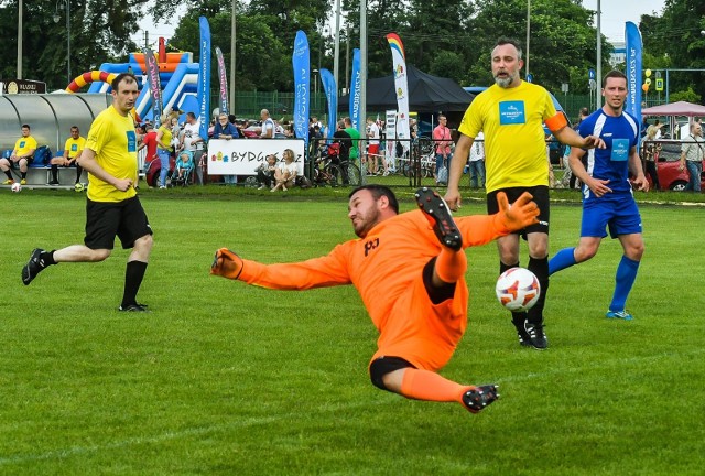 1 czerwca na stadionie KS "Gwiazda" w Bydgoszczy zorganizowany został Sportowy Dzień Dziecka, podczas którego odbył się mecz charytatywny z udziałem dziennikarzy i samorządowców. Na uczestników wydarzenia czekało mnóstwo atrakcji, m.in. pokazy i warsztaty freestyle football, spotkanie z żużlowcami Polonii Bydgoszcz, udział w lekcjach ping – ponga z Lotto Zooleszcz Gwiazda Bydgoszcz i wiele innych. Punktem kulminacyjnym Sportowego Dnia Dziecka był Wielki Mecz Charytatywny. Samorządowcy i dziennikarze rywalizowali w szczytnym celu – cały dochód z meczu przeznaczony zostanie na wakacje dla dzieci z domów dziecka w Bydgoszczy i Karolewie. Dzięki sponsorom udało się zebrać 36 tysięcy złotych oraz dodatkowo do puszek 1668 i... 3 euro.