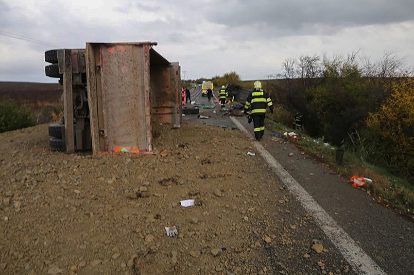 Słowacja: Tragiczny wypadek na trasie Nitra - Jelenec [ZDJĘCIA] Ciężarówka uderzyła w autobus. 13 osób nie żyje, 20 jest rannych