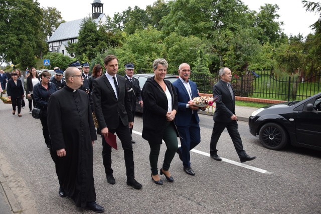 W sobotę odbyły się gminne dożynki w Kołczygłowach. Święto plonów rozpoczęło się mszą w miejscowym kościele. Następnie dożynkowy korowód przeszedł w paradzie na plac rekreacyjny. Tam starostowie dożynek Roman i Danuta Muchowie przekazali chleb upieczony z tegorocznego ziarna wójtowi Kołczygłów Arturowi Kalinowskiemu.