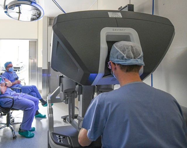 W ciągu ostatnich dwóch miesięcy w słupskim szpitalu wykonano 14 operacji nowotworów jelita grubego z użyciem robota operacyjnego. Dzięki możliwościom, jakie stwarza chirurgowi robot, młoda kobieta uniknęła wyłonienia stomii.