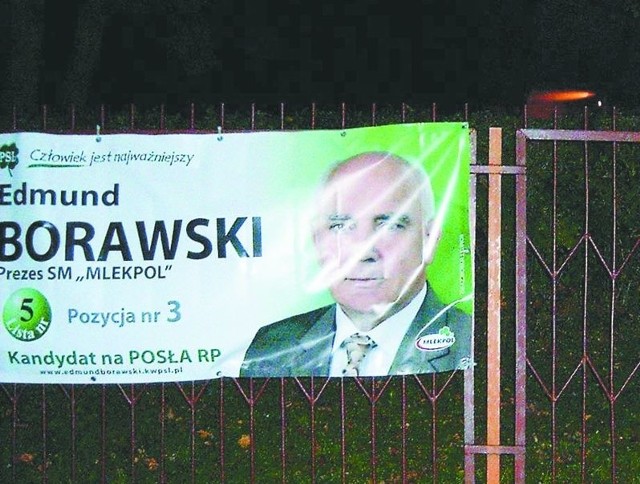 Ten baner wisiał bardzo blisko furtki, która wchodzą uczniowie.