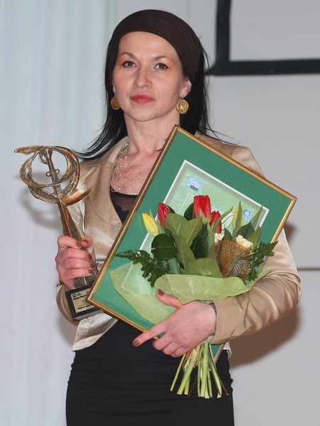 Edyta Kołomańska-Wróbel, właścicielka Cutie`s Garden z nagrodami plebiscytu Świętokrzyski Laur Piękna 2011.
