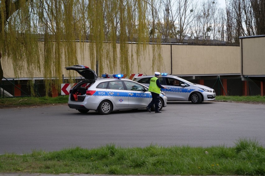Wypadek na skrzyżowaniu ul. Marlicza i Romera w Szczecinie. Poszkodowane są 4 osoby. Auto wjechało w garaż. ZDJĘCIA – 27.04.2021
