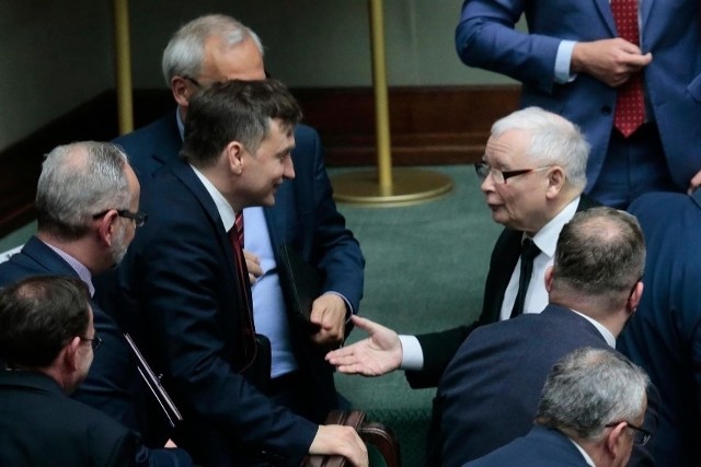 Nowy sondaż. Jak wypadły polskie ugrupowania polityczne. Kto nie zmieściłby się w Sejmie?