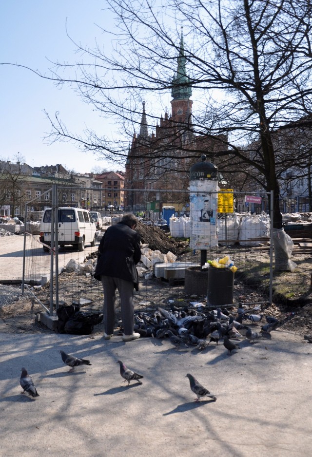 Ciągnie się remont głównego placy dzielnicy. Urzędnicy obiecywali skończyć go w zeszłym roku