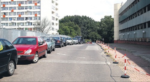 Od jakiegoś czasu osoby parkujące tam pojazdy zaczęły znajdować za wycieraczkami karteczki z groźbami.