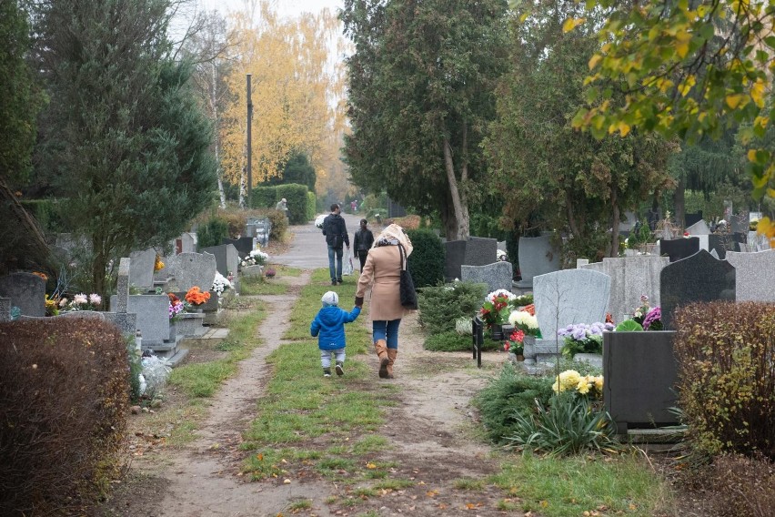 Zmarłych na COVID-19 w regionie łódzkim może być kilka razy...