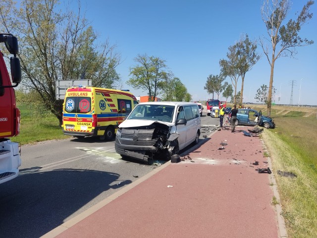 Wypadek w miejscowości Dworek. Zderzyły się dwa samochody, osobowy z dostawczym. Jedna osoba nie mogła wyjść z samochodu 14.05.2023