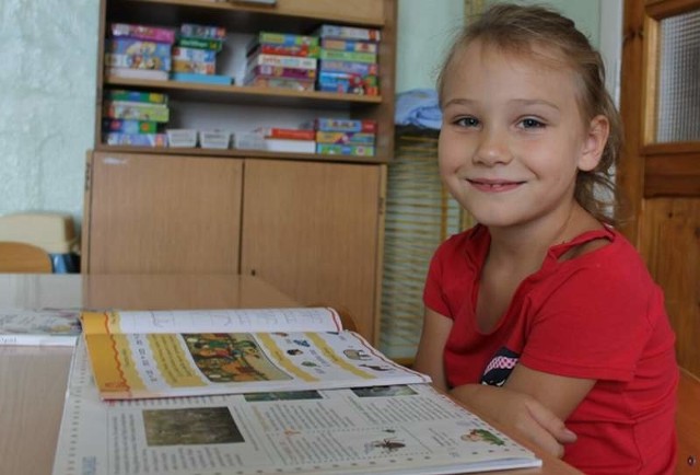 Iwonka Malinowska ma 6 lat i aż rwie się do szkoły. Odlicza ostatnie dni w przedszkolu i za tydzień będzie już uczennicą brzeskiej podstawówki nr 1. Specjaliści podkreślają, że rozwój dziecka trzeba wspierać. Jeśli jest gotowe emocjonalnie na szkołę, niech do niej idzie.