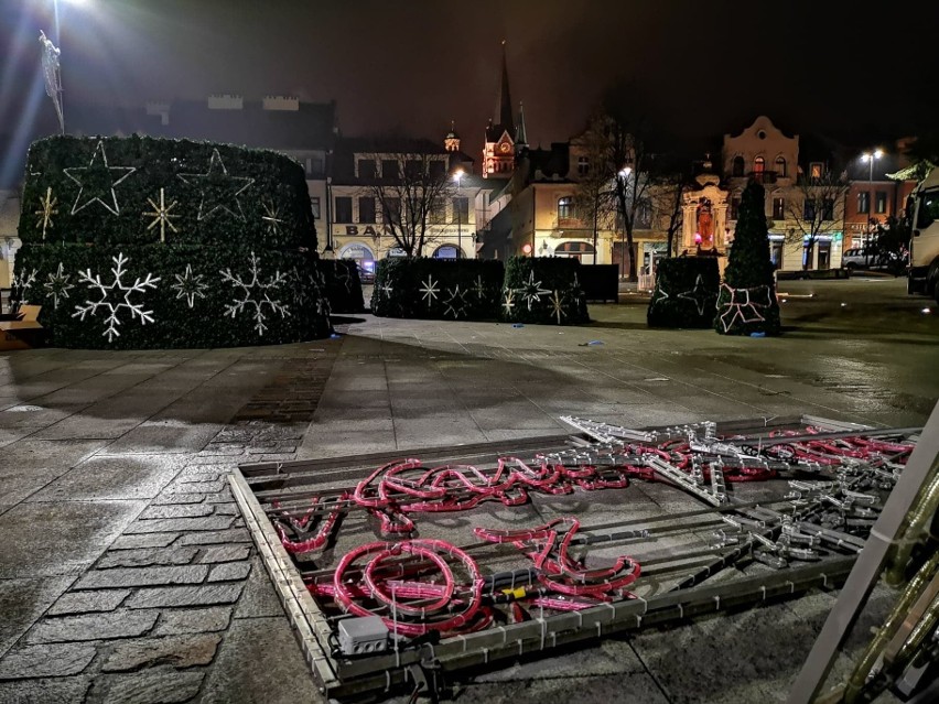 Myślenice. Choinka i iluminacja, czyli jak Rynek stroi się na święta [ZDJĘCIA]