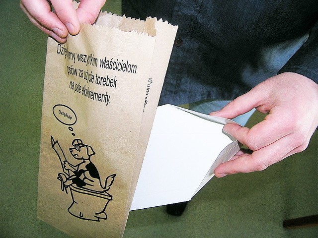 W takie papierowe torebki i łopatki zaopatrzony powinien być każdy opiekun czworonoga