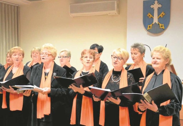 Uniwersytecki chór odśpiewał tradycyjne „Gaudeamus igitur”