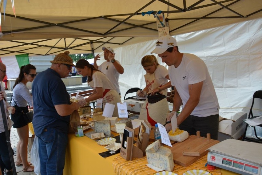„Chleb Wino Ser” w Sandomierzu, czyli festiwal dla smakoszy. Ponad 100 wystawców i tysiące osób na Starówce (DUŻO ZDJĘĆ)