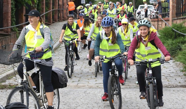 W Kielcach rozpoczęła się siódma Rowerowa Pielgrzymka Diecezji Kieleckiej na Jasną Górę. Zapisało się do niej 550 osób, bo więcej ze względów technicznych organizatorzy nie byli w stanie przyjąć. We wtorek o 8.30 około 250 osób wyruszyło z placu przy kościele świętego Maksymiliana Marii Kolbego w Kielcach, pozostałe dołączą na trasie. W tym roku przyświeca im hasło „W mocy Bożego Ducha”.   Pielgrzymka trwa cztery dni. Trasa liczy 250 kilometrów, podzielona została na odcinki 10-15-kilometrowe, z przerwami na modlitwę i odpoczynek w parafiach, przez które ten wyjątkowy peleton będzie przejeżdżał. Pierwszy etap prowadził z Kielc do Wiślicy - trasa liczyła 65 kilometrów, drugi będzie z Wiślicy do Mnichowa - 60 kilometrów, trzeci z Mnichowa do Lelowa - 65 kilometrów, czwarty i ostatni etap z Lelowa na Jasną Górę - 55 kilometrów. To jedna z największych pielgrzymek rowerowych w Polsce. W pielgrzymce uczestniczą dzieci z rodzicami, młodzież, dorośli i starsi. Najmłodszy uczestnik tegorocznej pielgrzymki ma 3 lata, a najstarszy 80 lat.-To jest pielgrzymka, w której jedzie dwóch biskupów - jest ksiądz Tomek Biskup (kierownik pielgrzymki - przyp. red.)  i jestem ja. Przyjechałem, żeby Was pobłogosławić i pomodlić się razem z Wami. A później, jeśli Pan Bóg pozwoli, spotkamy się w piątek na zakończenie pielgrzymki na mszy świętej w Kaplicy Cudownego Obrazu. To właśnie Jasna Góra i ten Cudowny Obraz są celem pielgrzymki. Żeby tam dotrzeć, potrzebne są własne siły, wyrzeczenie i pomoc drugiego człowieka. Już teraz dziękuję tym wszystkim, którzy będą Wam pomagać. Myślę o policji i o ludziach z parafii, którzy przygotują posiłki i noclegi - mówił ksiądz biskup Marian Florczyk z diecezji kieleckiej.  -Jak co roku, mamy bardzo dużo chętnych. Jest nawet taka przykra sytuacja, że są jeszcze chętni, ale nie jesteśmy ich w stanie zabrać, bo nie jest to możliwe ze względów technicznych. W sumie jedzie 550 osób. Zawsze trzymamy się tych tras, które są sprawdzone i dobre, tak też będzie w tym roku - mówił ksiądz Tomasz Biskup, kierownik pielgrzymki. Pielgrzymka rowerowa oprócz klimatu religijnego, pozwala też poznać małe parafie i cieszyć się pięknem przyrody. Jej uczestnicy jadą w małych, liczących po 15-20 osób grupach, oznaczonych kolorami. Codziennie przeżywają mszę świętą, modlitwę różańcową i Apel Jasnogórski. Dorota Kułaga