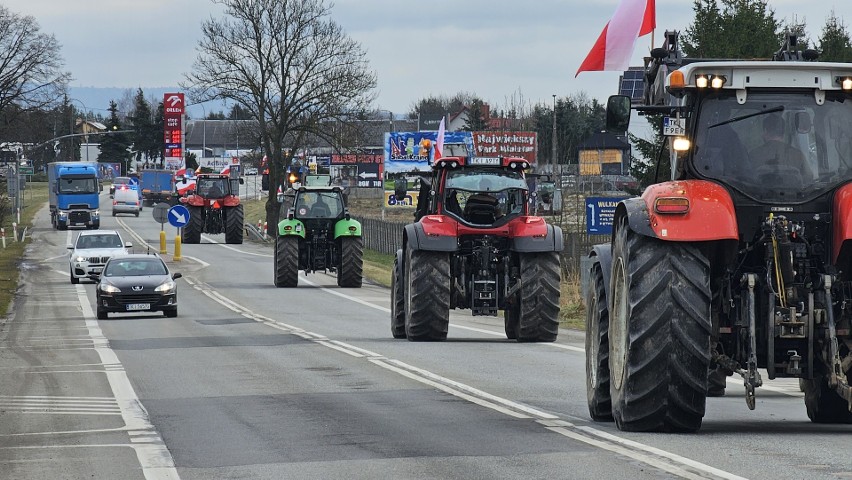 Protest rolników w Górnie. Duże utrudnienia i kilkukilometrowy korek na drodze krajowej numer 74