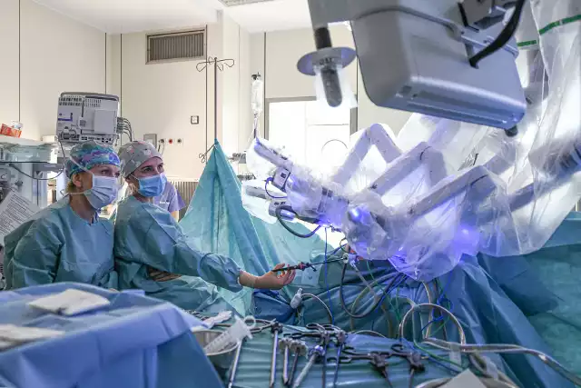 Jak zaznaczają specjaliści, operacje robotyczne są dłuższe niż operacje przeprowadzane metodą otwartą, ale są także o wiele bezpieczniejsze dla chorych, lepiej przez nich tolerowane, z lepszymi wynikami odległymi.
