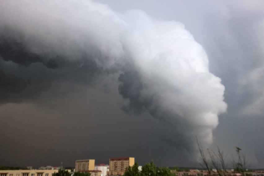 Chmury nad Białymstokiem. Niezwykły widok w niedzielny wieczór [ZDJĘCIA]