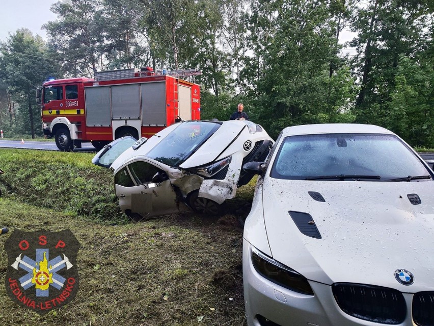Wypadek w Siczkach, w powiecie radomskim. Samochód zjechał do rowu i uszkodził inne auto. Zobacz zdjęcia