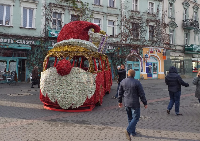 Na "Patelni" w Sosnowcu zaparkował świąteczny autobus ogórek