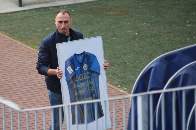 Kamil Sobala z pamiątkową koszulką, przypominającą jego dorobek w Hutniku: 146 meczów, 64 gole