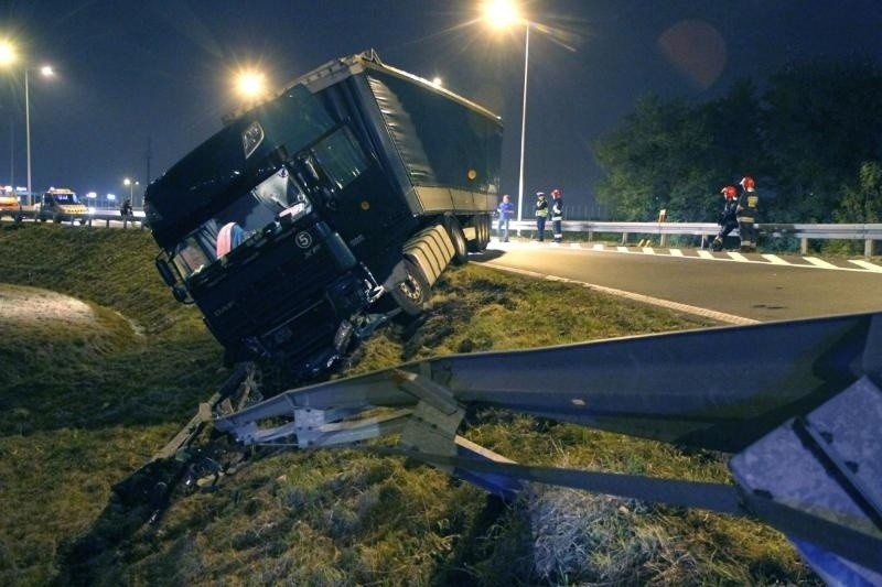 Ciężarówka wpadła do rowu przy zjeździe z A4. Wjazd do Wrocławia zablokowany (ZDJĘCIA)