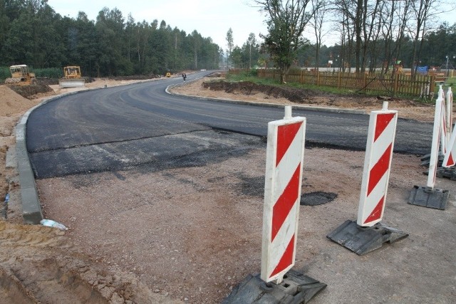 Niedawno na drodze, która połączy Bartków z ulicą Kielecką w Zagnańsku, położono pierwszą, wiążącą warstwę asfaltu.