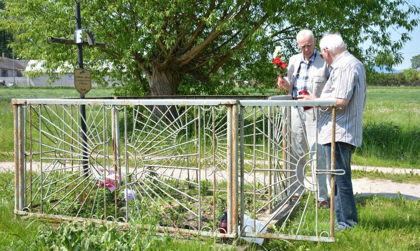 Zambrów. Przełom w sprawie ekshumacji w Dmochach - Wochach. Ustalono nazwisko drugiego żołnierza