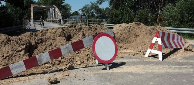 Zamknięty most w Trzebownisku.