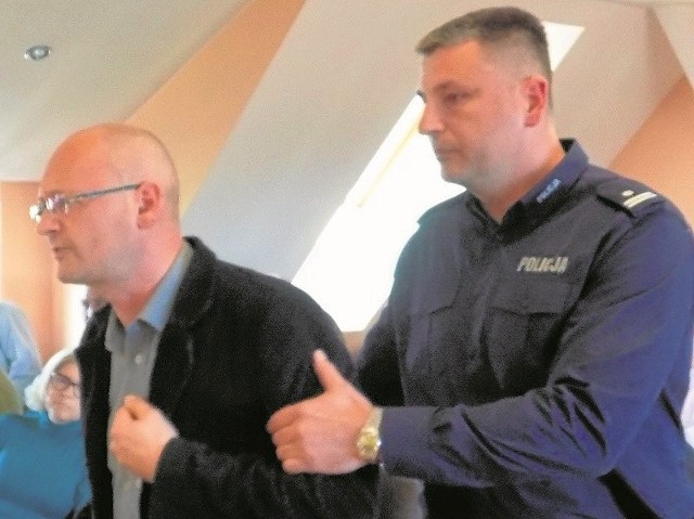 Biznesmena Marka Ławreszuka  wyprowadza z nadzwyczajnej  sesji powiatowy komendant policji, podinsp. Rafał Wawrzyniak.