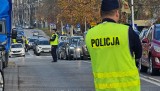 Kielczanie odwiedzają groby bliskich. Jak wygląda sytuacja na parkingach i drogach wokół cmentarzy w rejonie ulicy Ściegiennego?