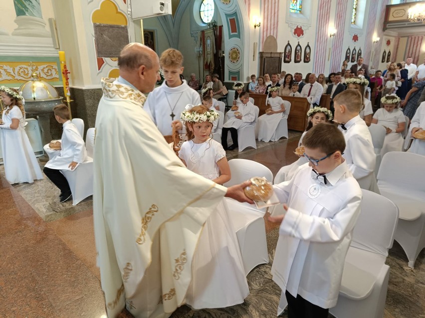 Pierwsza Komunia Święta w parafii w Kazanowie. Przystąpiło do niej w tym roku 19 dzieci. To była piękna uroczystość. Zobaczcie zdjęcia