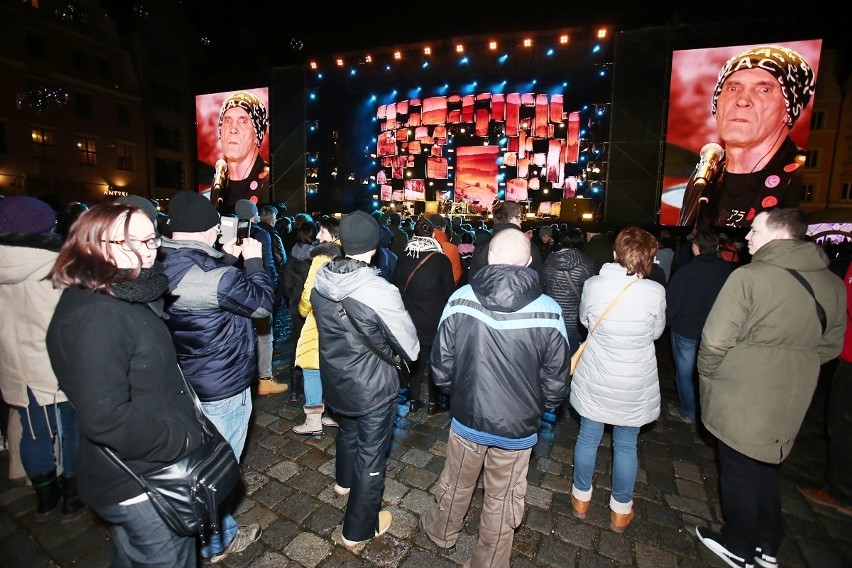 Sylwester 2017 na wrocławskim Rynku. Tak wrocławianie przywitali Nowy Rok [MNÓSTWO ZDJĘĆ]