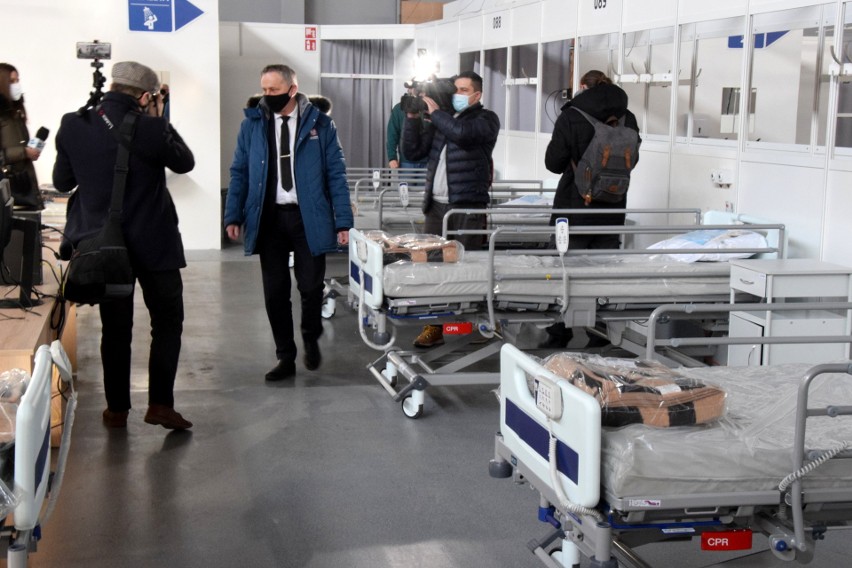 Do szpitala tymczasowego w Targach Kielce "wraca" sprzęt. Zobacz jak wyglądają boksy, w których za będą leżeć chorzy (ZDJĘCIA, WIDEO)