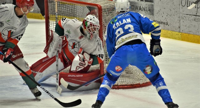 Hokejowy sparing; Re-Plast Unia Oświęcim - Zagłębie Sosnowiec 3:2. Na zdjęciu: Victor Carlsson zdobywa drugiego gola dla oświęcimian, uderzając w tzw. bliższy słupek.