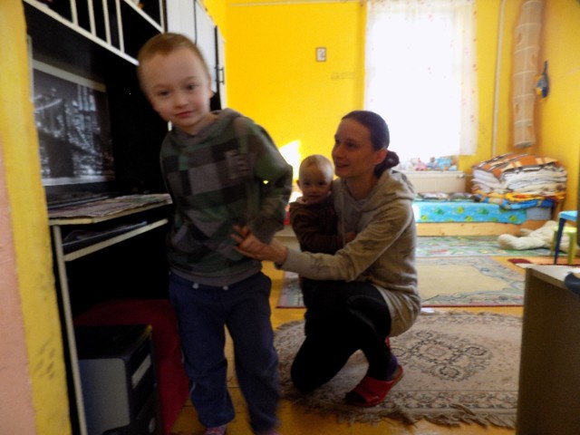 Dorota Fogiel z dwuletnią Lenką i sześcioletnim Oskarkiem, który cierpi na autyzm. Chłopiec kocha pociągi, które rysuje.