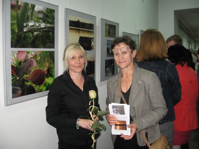Barbara Polakowska, kurator Galerii, z prawej, cieszyła się...
