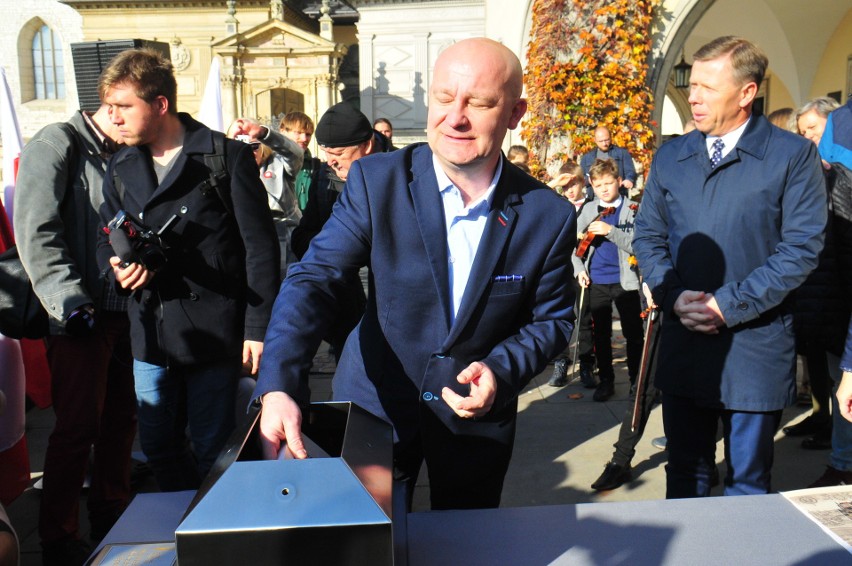 Na Wawelu zakopano kapsułę czasu. Trafiły do niej listy setki dzieci