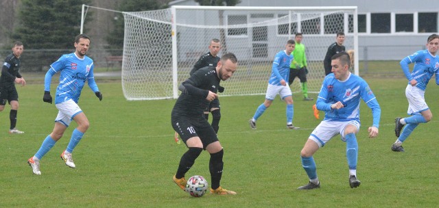 w dębickiej klasie O pogodzony ze spadkiem Team Przecław (na czarno) przegrał wyjazdowy mecz z Lechią Sędziszów Małopolski aż 0:10