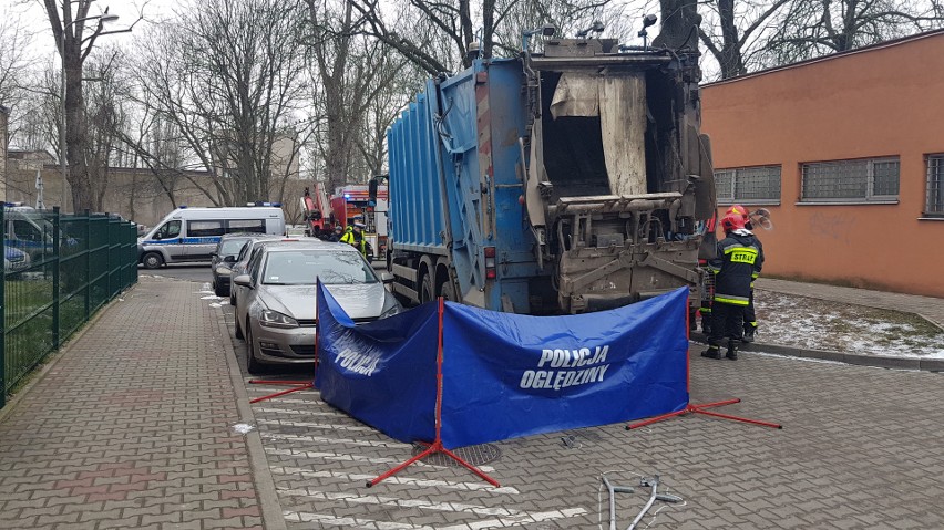 Wypadek na Hipotecznej w Łodzi. Śmiertelne potrącenie przez śmieciarkę [ZDJĘCIA]