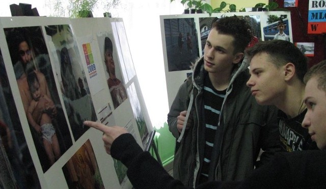 Wystawa zdjęć rosyjskiej młodzieży.