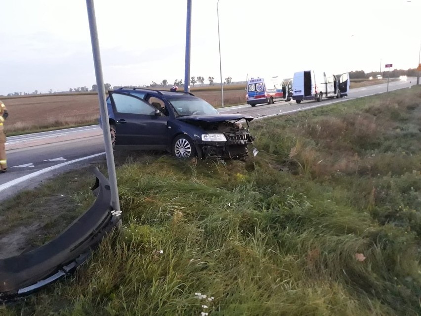 Wypadek na drodze krajowej nr 10. Trzy osoby trafiły do szpitala [zdjęcia]