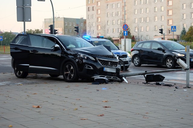 Wypadek na Żeromskiego w Białymstoku. Na skrzyżowaniu opel zderzył się z peugeotem