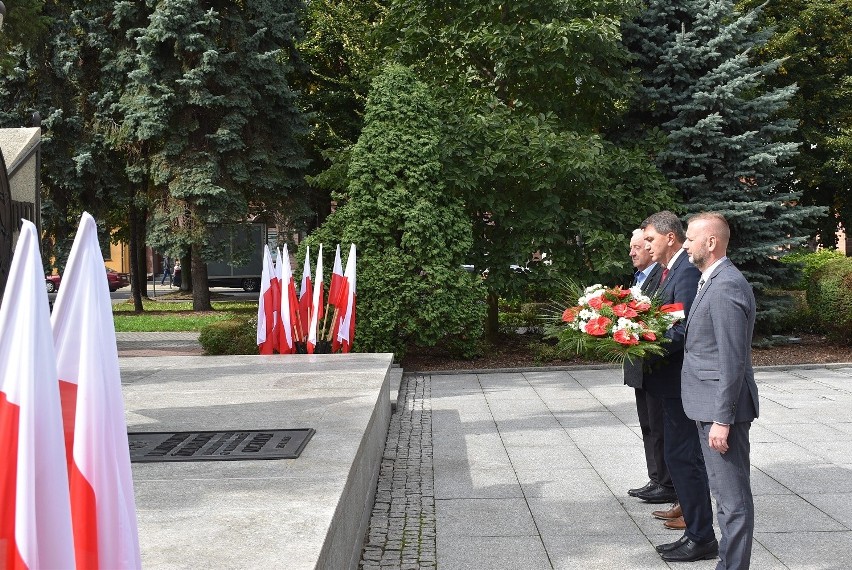 Obchody 80. rocznicy napaści ZSRR na Polskę w Oświęcimiu. Miejskie uroczystości przed Grobem Nieznanego Żołnierza [ZDJĘCIA]