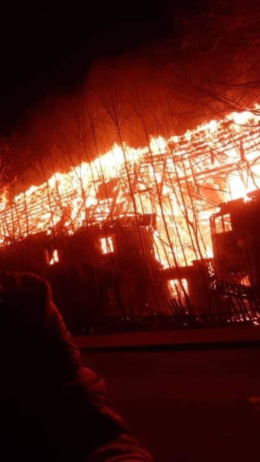 Ogromny pożar w Świeradowie - Zdroju. Wiatr utrudniał akcję straży