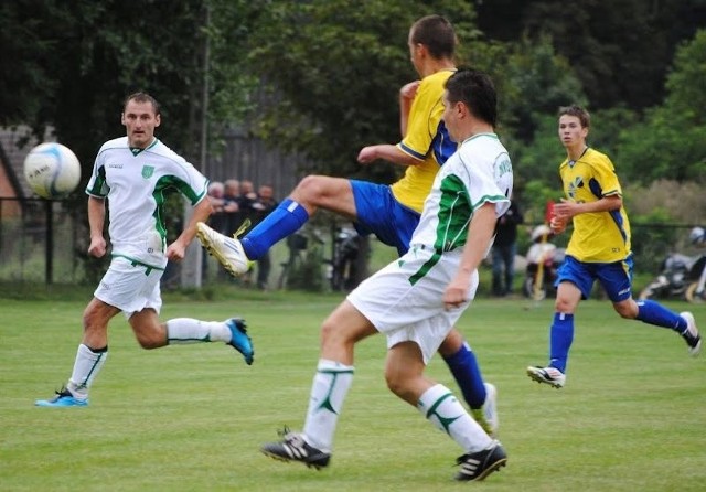 Piłkarze Pomorzanina (białe stroje) nie potrafią wygrać gminnych derbów od 2009 roku