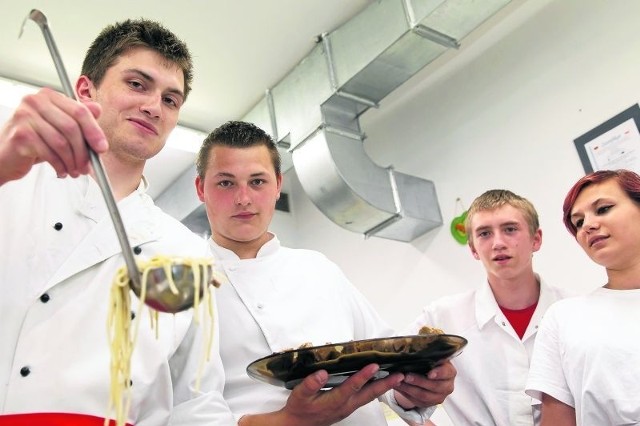 Maciej Giełażyn, Rafał Cudrowski (od lewej) na praktykach w Niemczech poznali różne potrawy. Wczoraj pochwalili się swoimi umiejętnościami. Ugotowali m. in. zupę z wołowiną i makaronem.