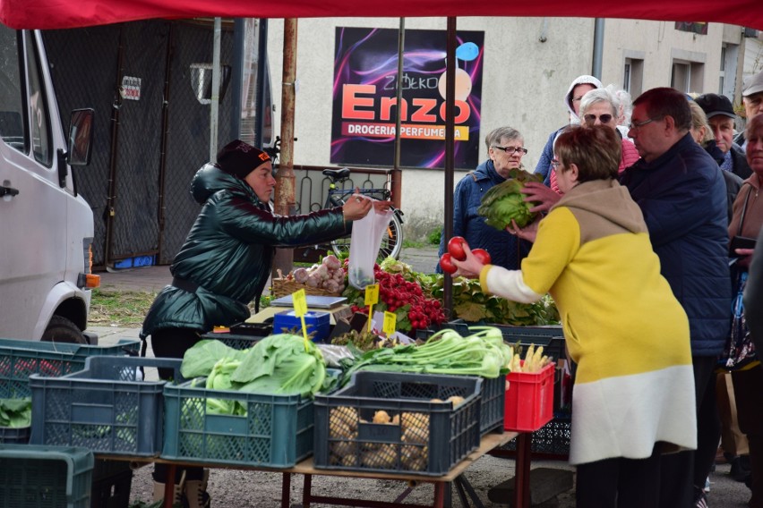 Takie są teraz ceny na targowisku w Kujawsko-Pomorskiem. Klient do klienta: "W sklepie taniej kupisz". Prawda? Sprawdzamy