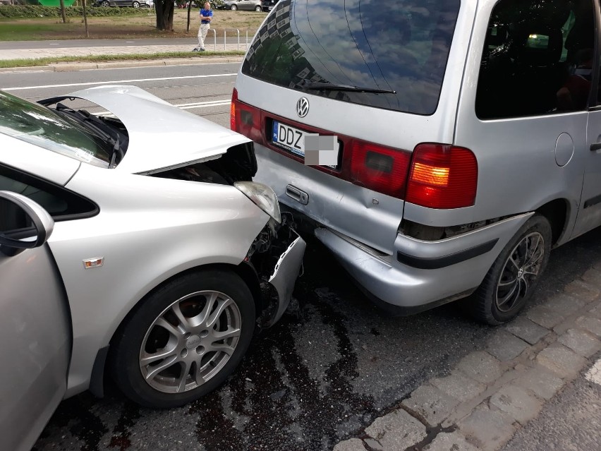 Wypadek na Grabiszyńskiej, ruch wyłącznie buspasem (ZDJĘCIA)