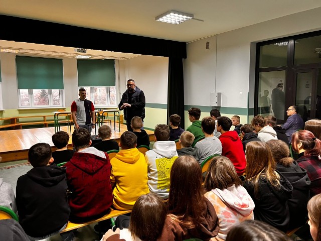 W Szkole Podstawowej w Daleszycach odbyło się spotkanie z autorem książki "Kat polskich dzieci", Błażejem Torańskim. Dla uczniów zaśpiewali raperzy Kruzel i Basti. Zobacz zdjęcia z wydarzenia w galerii.